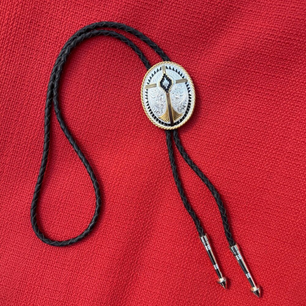 Antique Montana Silversmiths Engraved Oval Bolo Tie Perfect Condition